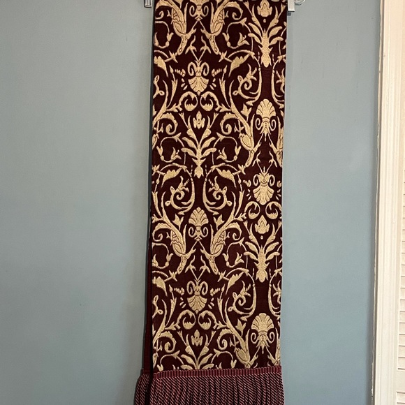 TABLE RUNNER SIZE 82” LONG COLOR FLORAL PRE-OWNED CONDITION GENTLY USED… - Picture 8 of 13